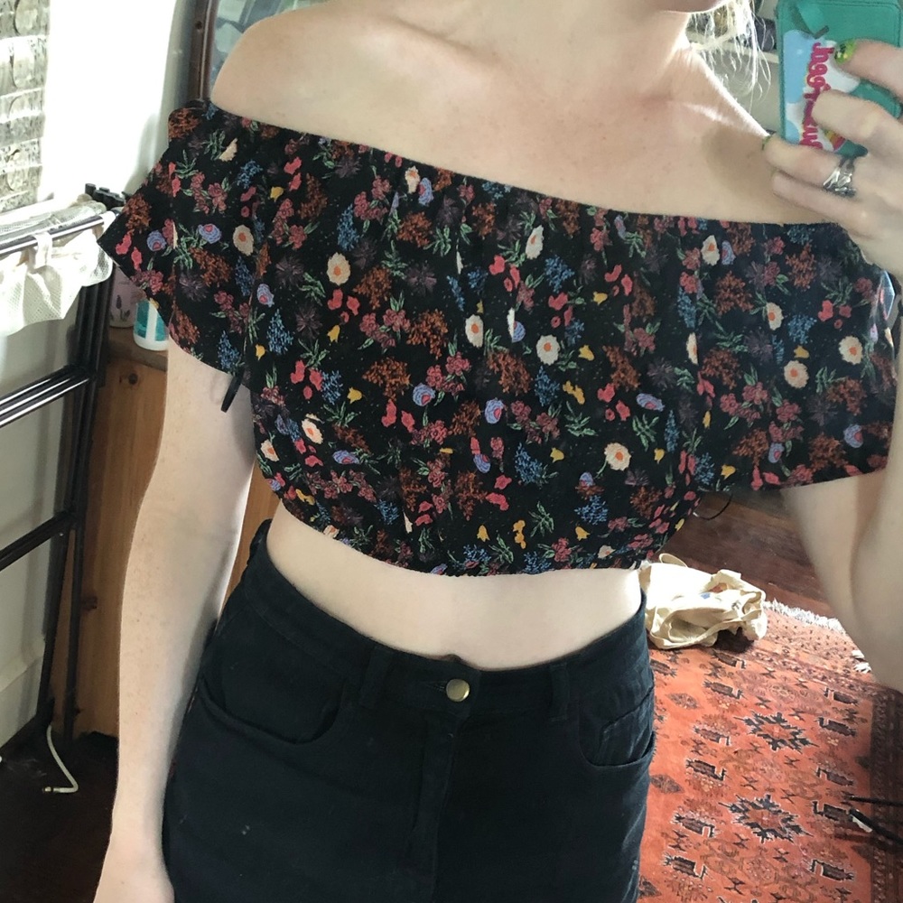 LAST CALL!!! Floral ruffle crop top